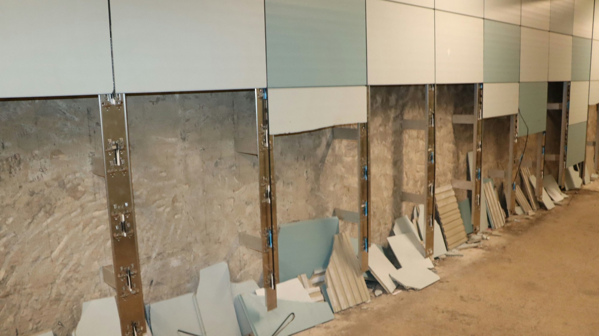 Zertrümmert und zerstört, liegen Teile der Wandverkleidung des Wesselinger Bahnhofstunnels am Boden. Große Löcher und Lücken klaffen in der zuvor bereits fast fertig verkleideten Wand.