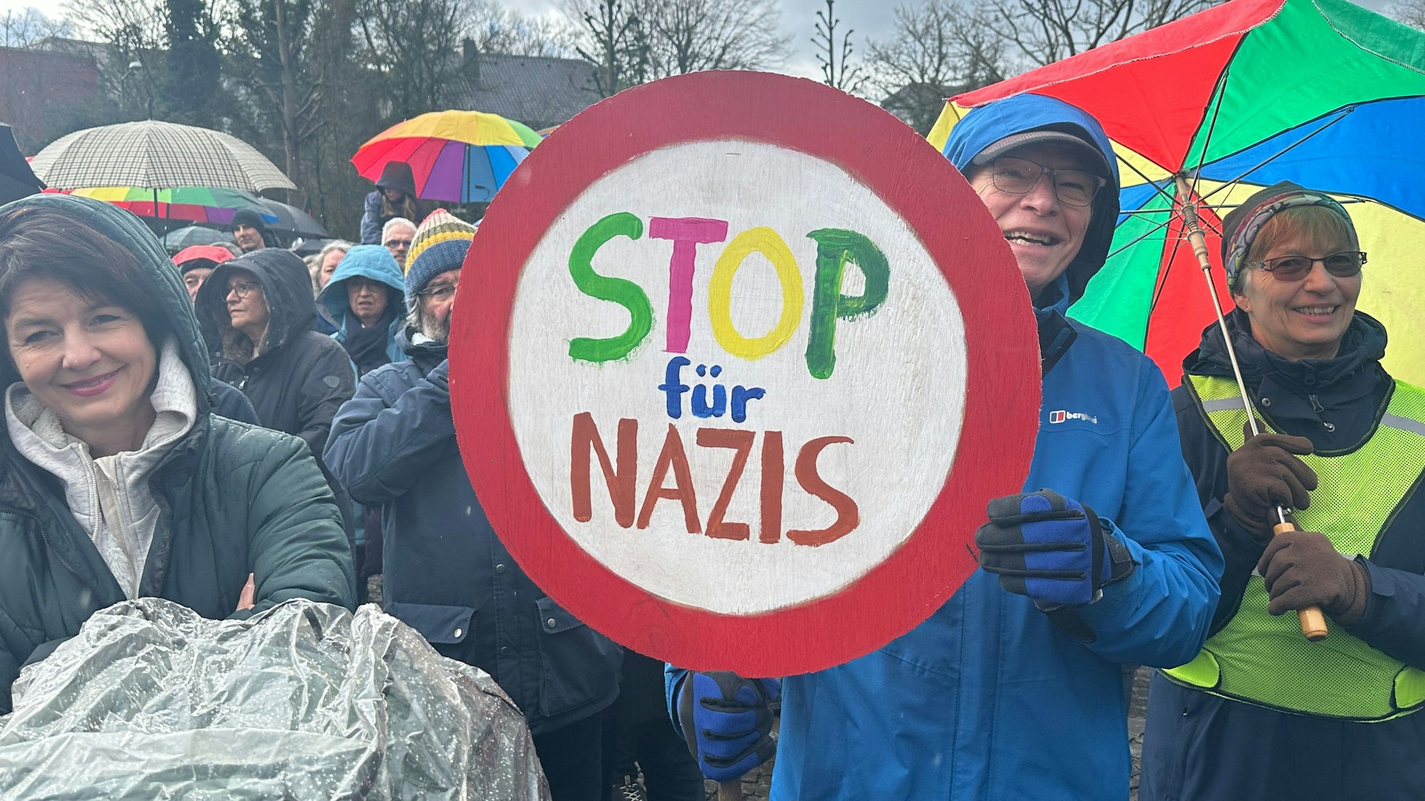 Kunterbunt und bisweilen vom Regen durchnässt war die Kundgebung in Lindlar, die aufgrund eines medizinischen Notfalls nach einer Stunde allerdings abgebrochen werden musste.