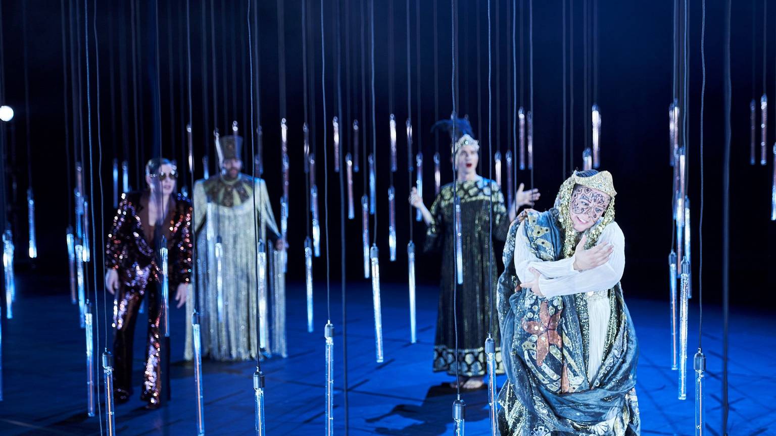 Akıns Traum
vom Osmanischen Reich
von Akın Emanuel Şipal
Regie: Stefan Bachmann
Regie: Stefan Bachmann
Bühne: Olaf Altmann
Kostüme: Adriana Braga Peretzki
Musikalische Leitung & Komposition: Sven Kaiser
Choreografie & Körperarbeit: Sabina Perry
Licht: Jan Steinfatt
Dramaturgie: Lea Goebel
Foto: Tommy Hetzel