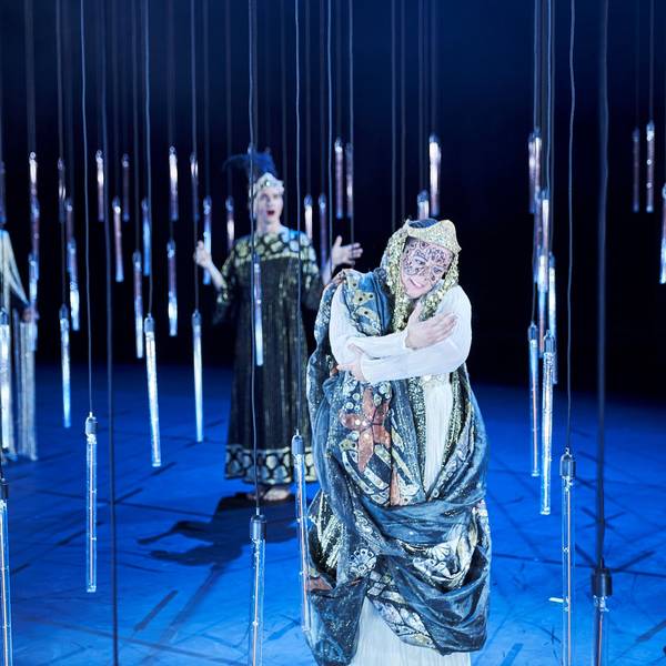 Akıns Traum
vom Osmanischen Reich
von Akın Emanuel Şipal
Regie: Stefan Bachmann
Regie: Stefan Bachmann
Bühne: Olaf Altmann
Kostüme: Adriana Braga Peretzki
Musikalische Leitung & Komposition: Sven Kaiser
Choreografie & Körperarbeit: Sabina Perry
Licht: Jan Steinfatt
Dramaturgie: Lea Goebel
Foto: Tommy Hetzel