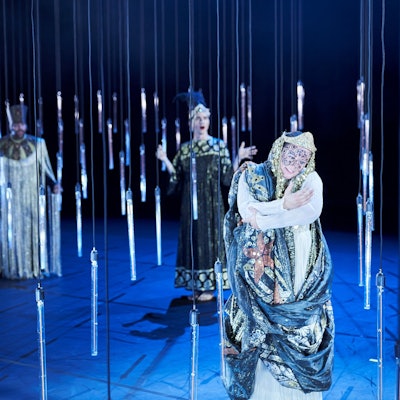 Akıns Traum
vom Osmanischen Reich
von Akın Emanuel Şipal
Regie: Stefan Bachmann
Regie: Stefan Bachmann
Bühne: Olaf Altmann
Kostüme: Adriana Braga Peretzki
Musikalische Leitung & Komposition: Sven Kaiser
Choreografie & Körperarbeit: Sabina Perry
Licht: Jan Steinfatt
Dramaturgie: Lea Goebel
Foto: Tommy Hetzel