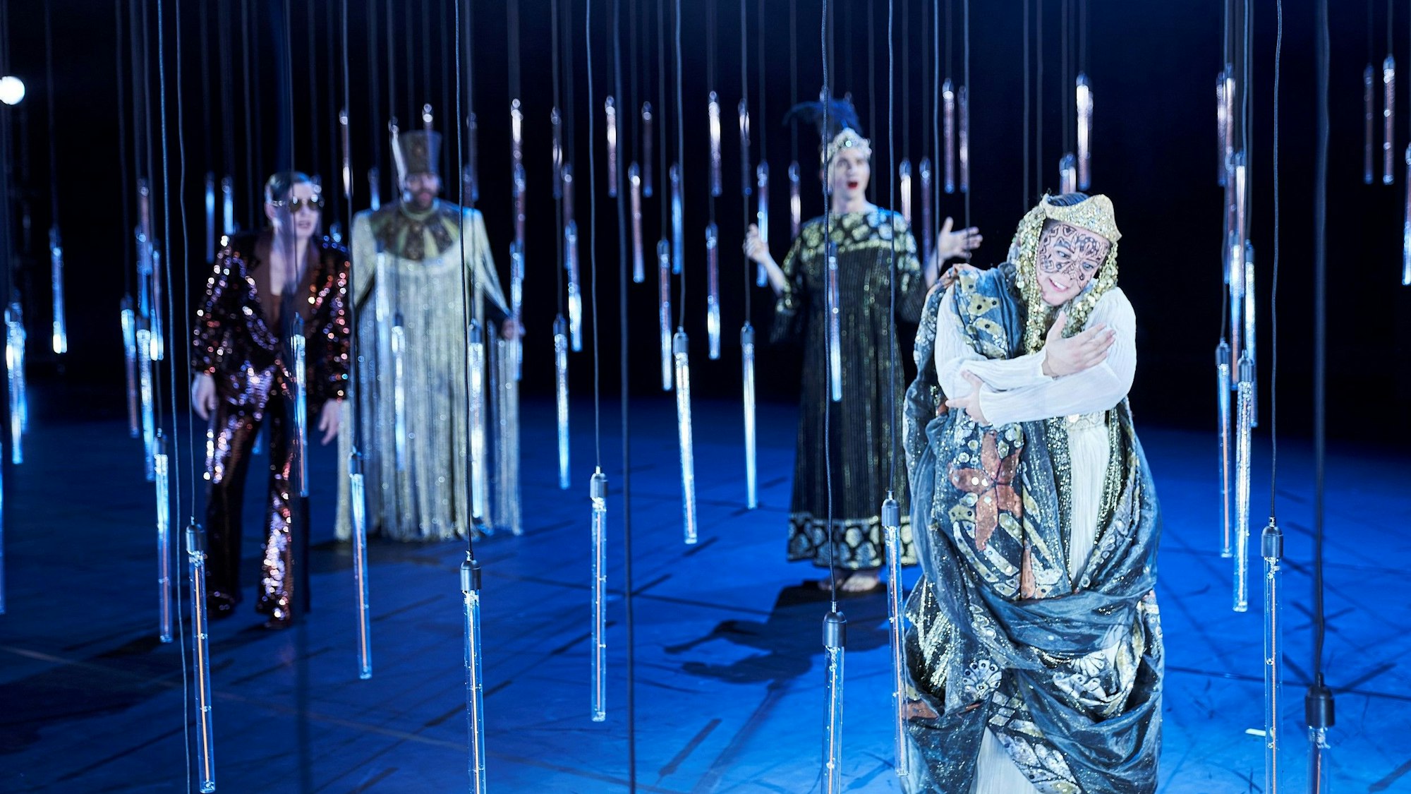 Akıns Traum
vom Osmanischen Reich
von Akın Emanuel Şipal
Regie: Stefan Bachmann
Regie: Stefan Bachmann
Bühne: Olaf Altmann
Kostüme: Adriana Braga Peretzki
Musikalische Leitung & Komposition: Sven Kaiser
Choreografie & Körperarbeit: Sabina Perry
Licht: Jan Steinfatt
Dramaturgie: Lea Goebel
Foto: Tommy Hetzel