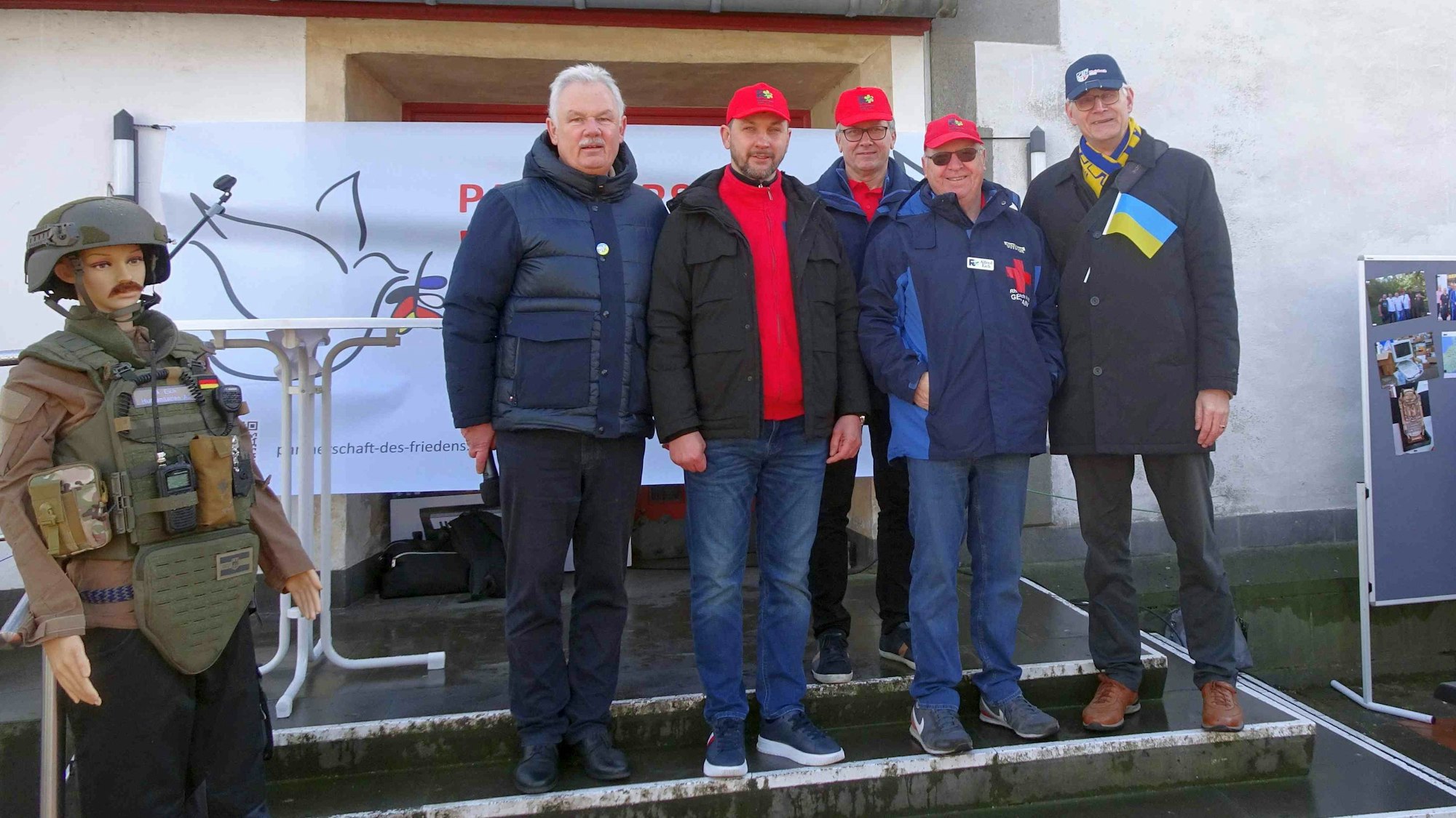 Rechts neben Eich der Rheinbacher Bürgermeister Ludger Banken, der die Demonstrierenden unterstützte, sowohl moralisch als auch mit Lautsprechern und personeller Hilfe aus dem Rathaus beim Aufbau.