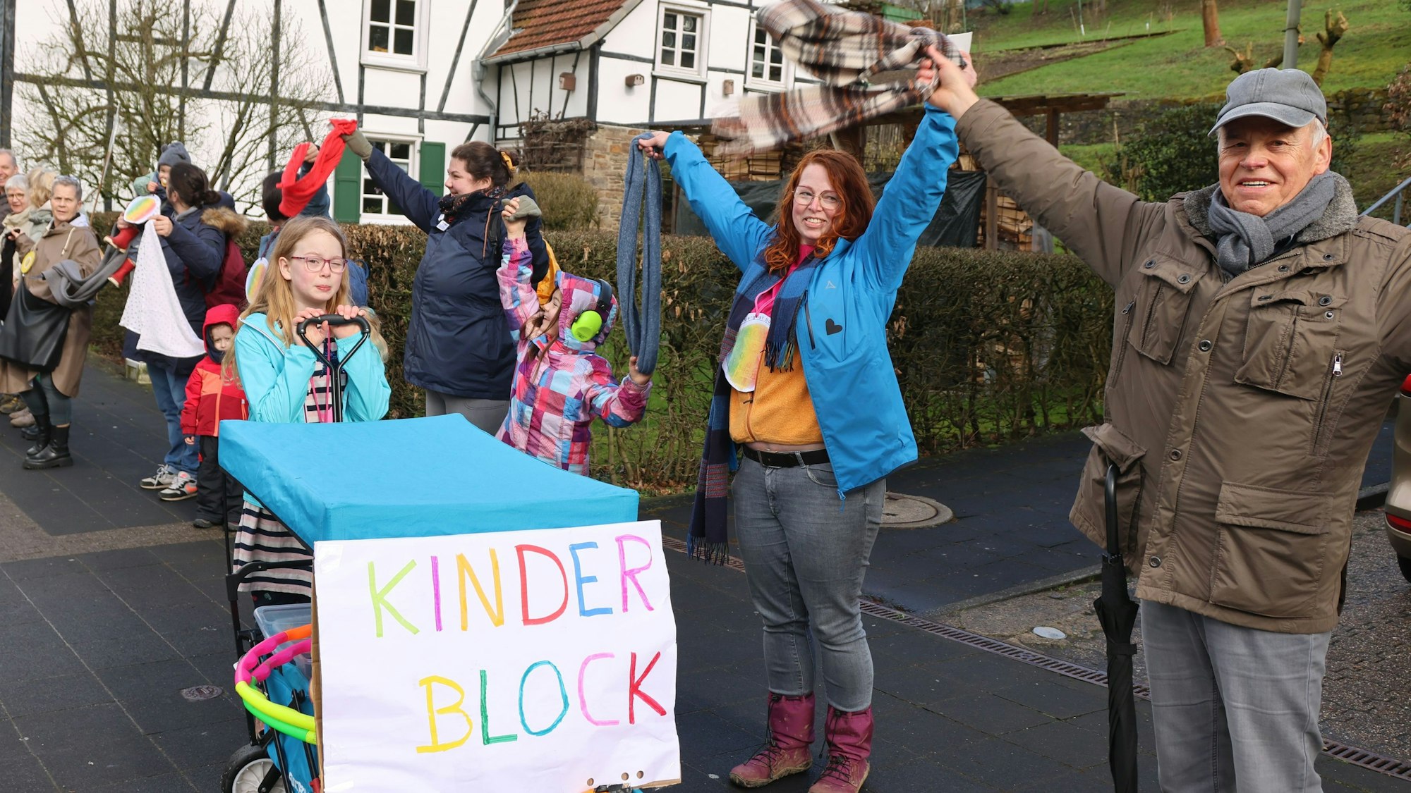 In Engelskirchen fassten sich die Menschen bei der Hand – oder beim Schal – um eine lebendige Kette durch die Ortsmitte zu formen.