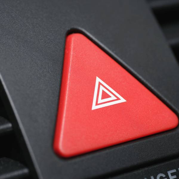 Knopf für die Warnblinkanlage in einem Armaturenbrett.