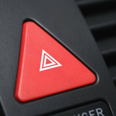 Knopf für die Warnblinkanlage in einem Armaturenbrett.