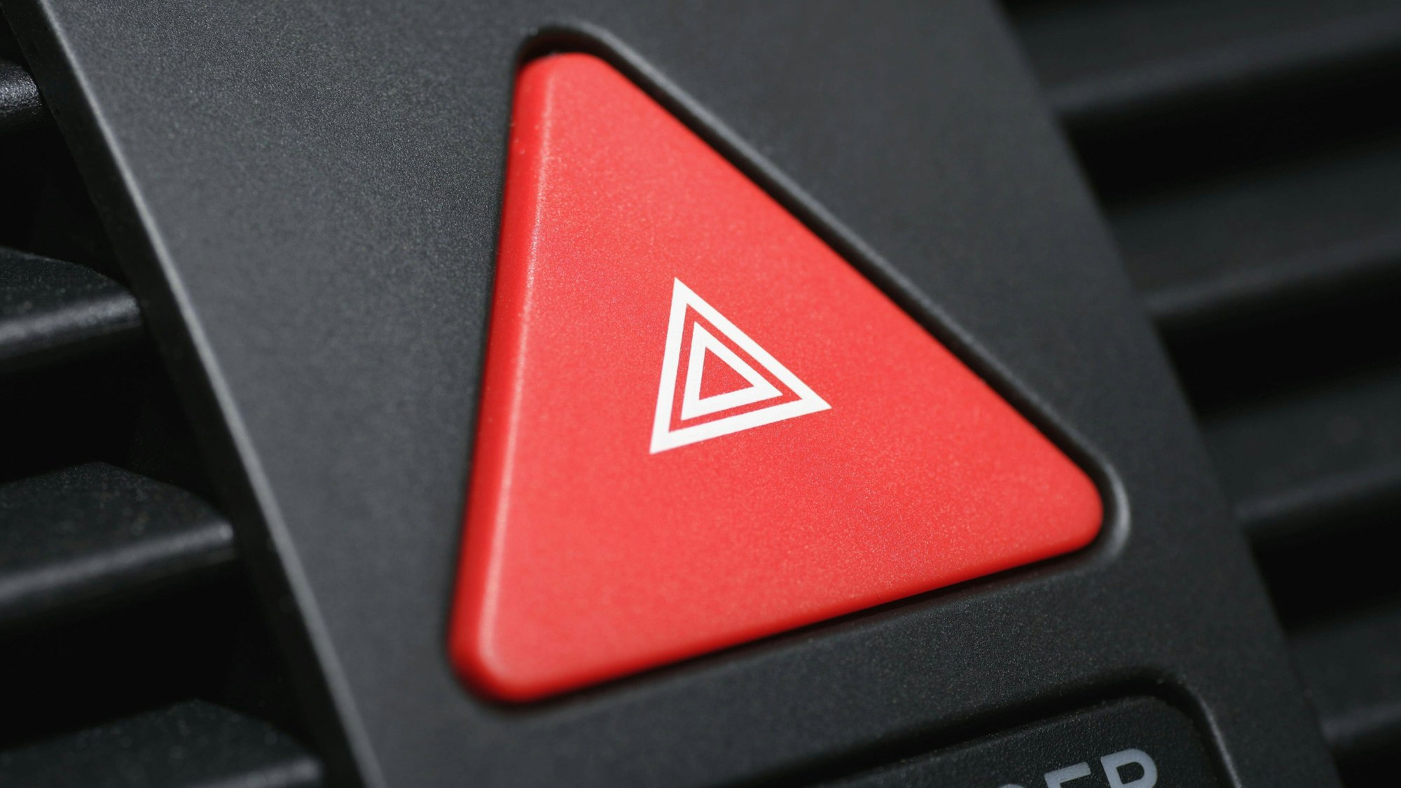 Knopf für die Warnblinkanlage in einem Armaturenbrett.