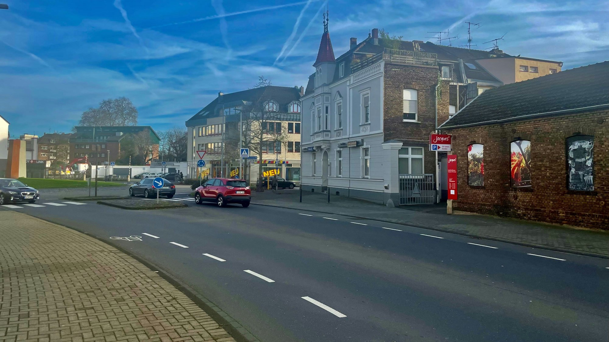 Das Bild zeigt die Veybachstraße mit Blick auf den Europa-Kreisel.