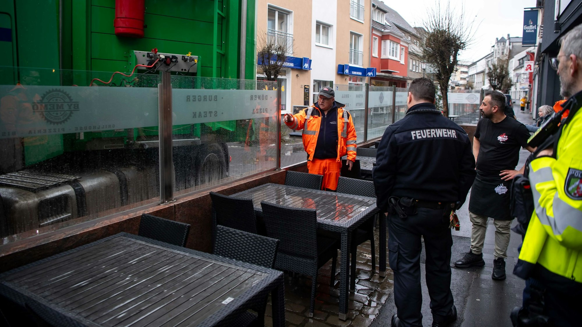 Einsatzkräfte begutachten die Situation in der Außengastronomie.