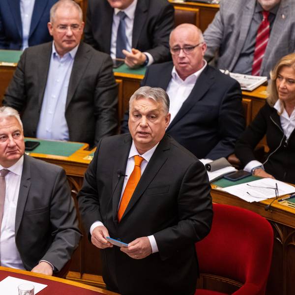 26.02.2024, Ungarn, Budapest: Der ungarische Premierminister Viktor Orban (r) spricht während der Parlamentssitzung vor der Abstimmung über die Ratifizierung der schwedischen NATO-Mitgliedschaft.