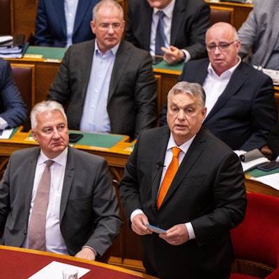 26.02.2024, Ungarn, Budapest: Der ungarische Premierminister Viktor Orban (r) spricht während der Parlamentssitzung vor der Abstimmung über die Ratifizierung der schwedischen NATO-Mitgliedschaft.