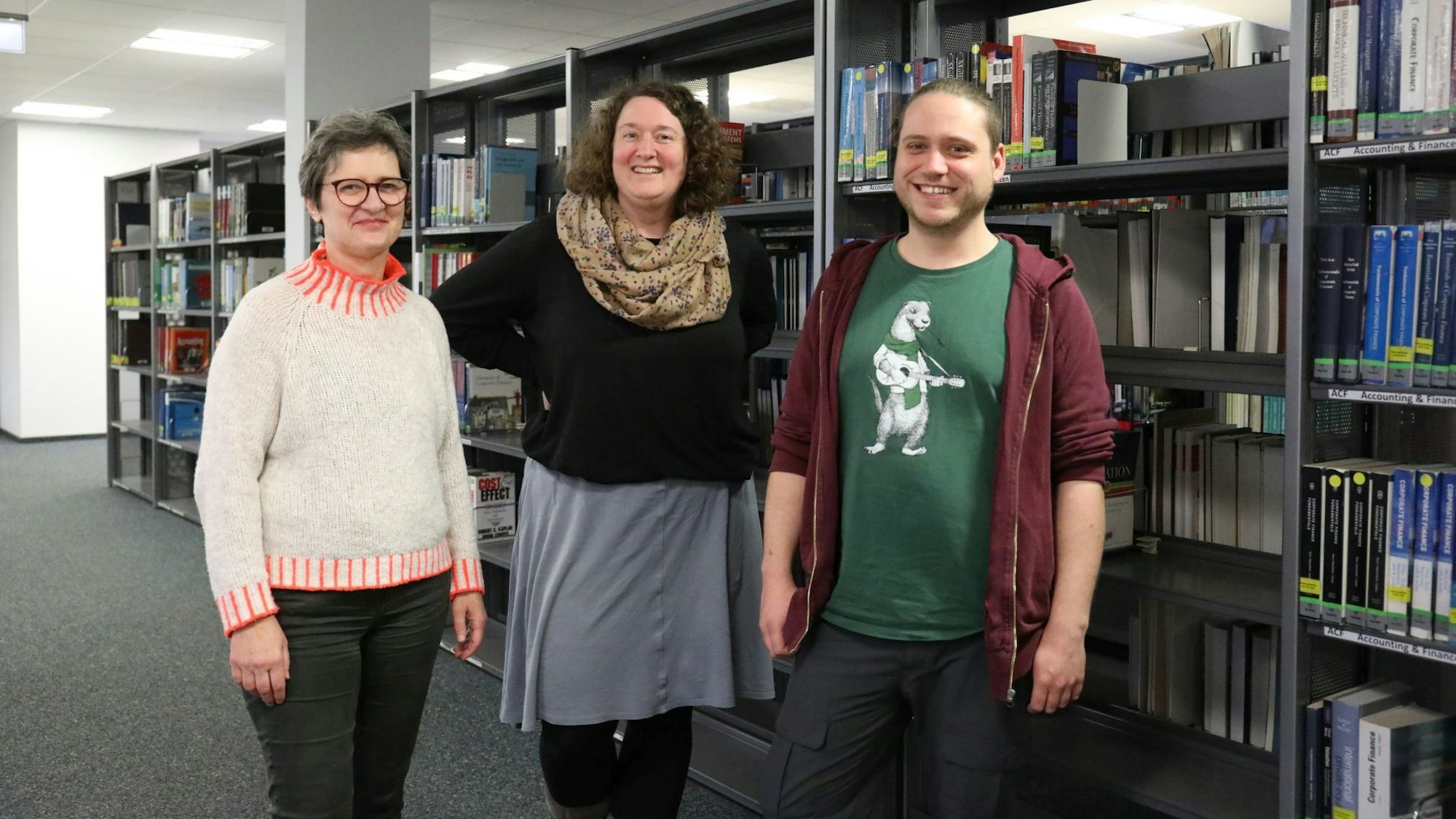 Die Freiraumschule zieht nach Bad Honnef in das Gebäude der Hochschule, das pädagogische Gründungsteam in der Bibliothek Hochschule, von links: Hiltrud Triphaus, Sabrina Happich, Konstantin Evang.
