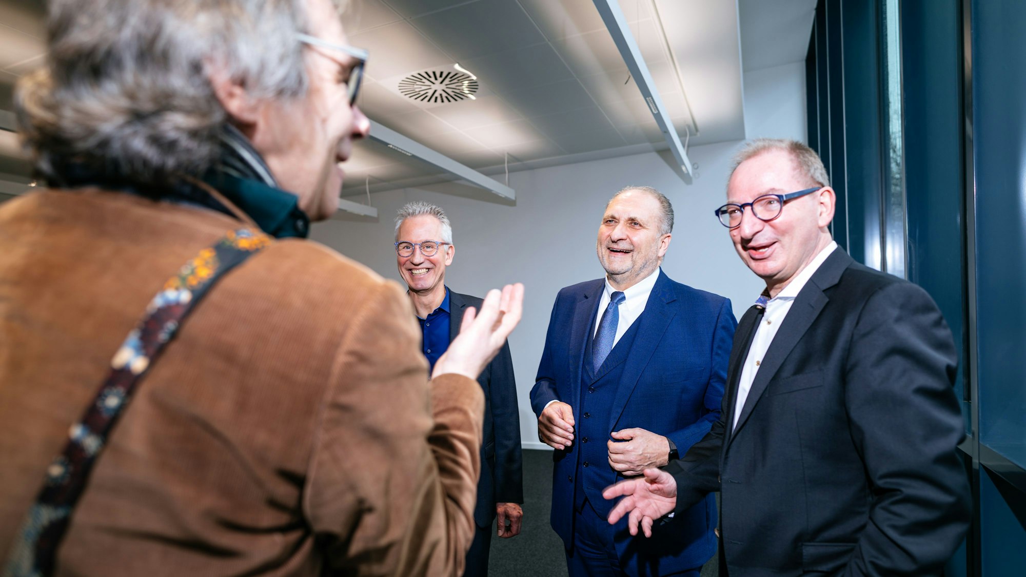 Ein Fachgespräch im neuen Seminarraum (v.l.): KHM-Rektor Mathias Antlfinger, HWK-Geschäftsführer Jürgen Fritz, HWK-Präsident Hans Peter Wollseifer und KHM_Kanzler Oliver Herrmann.