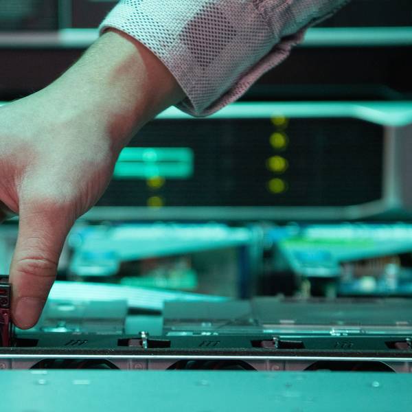 Ein Mitarbeiter eines IT-Unternehmens tauscht einen Lüfter an einem Server aus. Nicht nur in der Branche fehlen Fachkräfte.