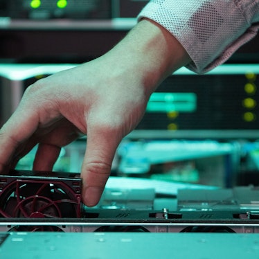 Ein Mitarbeiter eines IT-Unternehmens tauscht einen Lüfter an einem Server aus. Nicht nur in der Branche fehlen Fachkräfte.