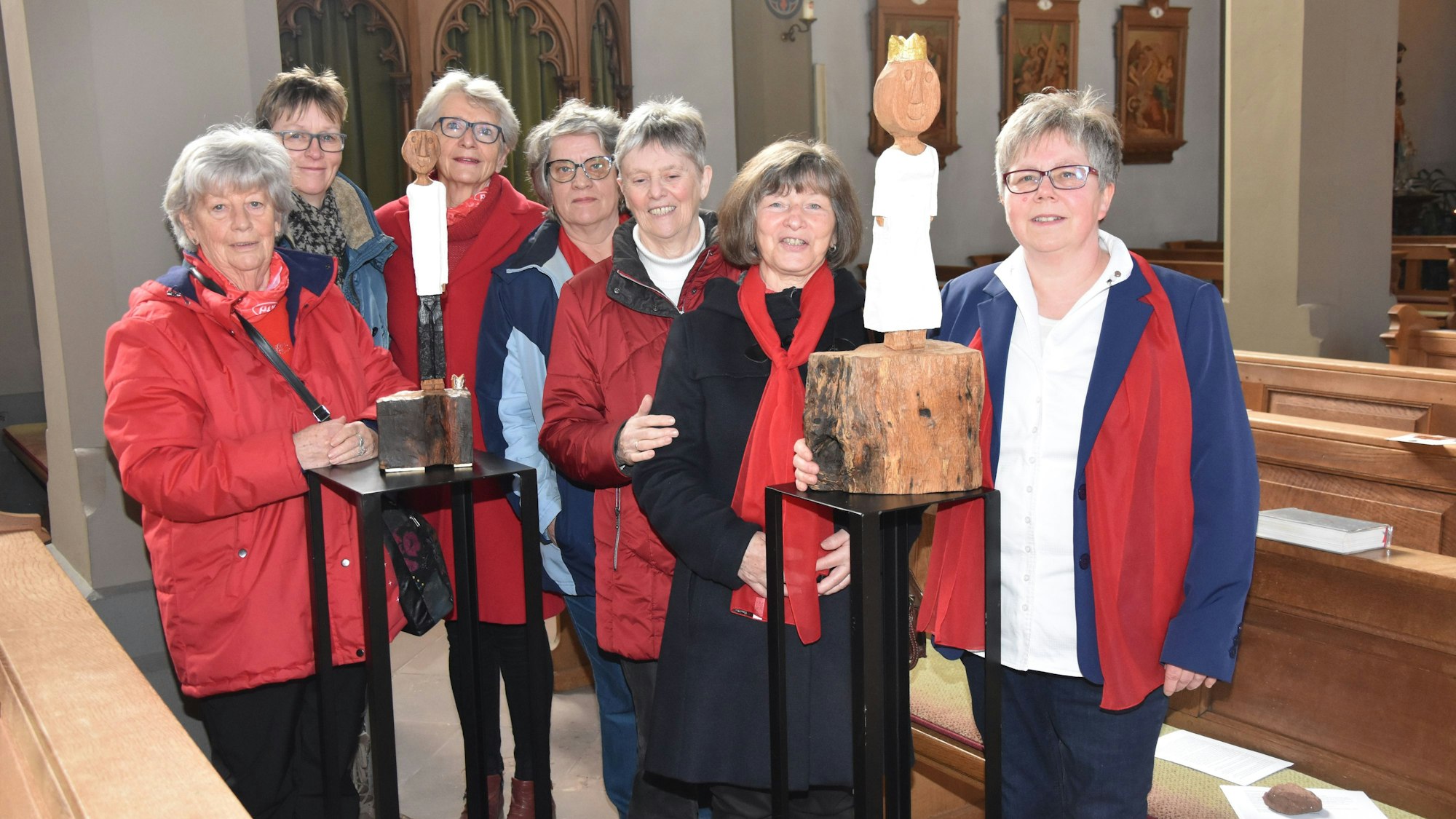 Der Vorstand der kfd Heimerzheim mit zwei Hölzernen Königen, einer hat nur einen Arm.