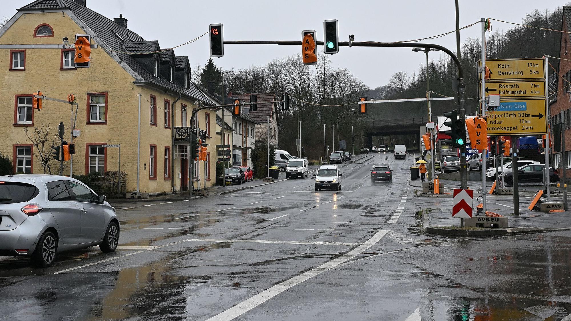 An der Kreuzung in Overath-Untereschbach ist eine Baustellenampelanlage installiert.