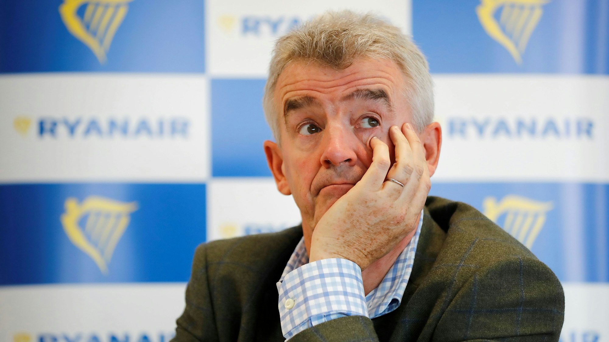 Chef der Fluggesellschaft Ryanair, Michael O'Leary, stützt seinen Kopf auf der Hand auf und macht einen nachdenklichen Gesichtsausdruck mit herabhängenden Mundwinkeln.