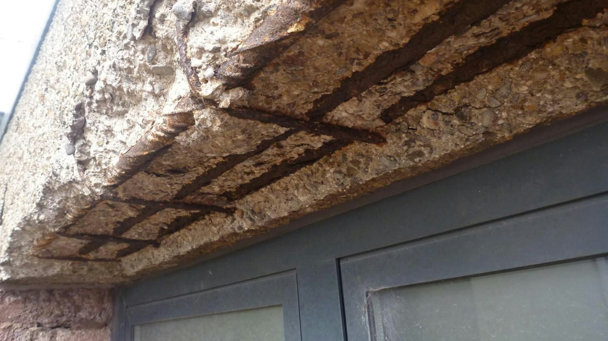 Betonschäden an der Fassade des Historischen Rathauses in Köln.