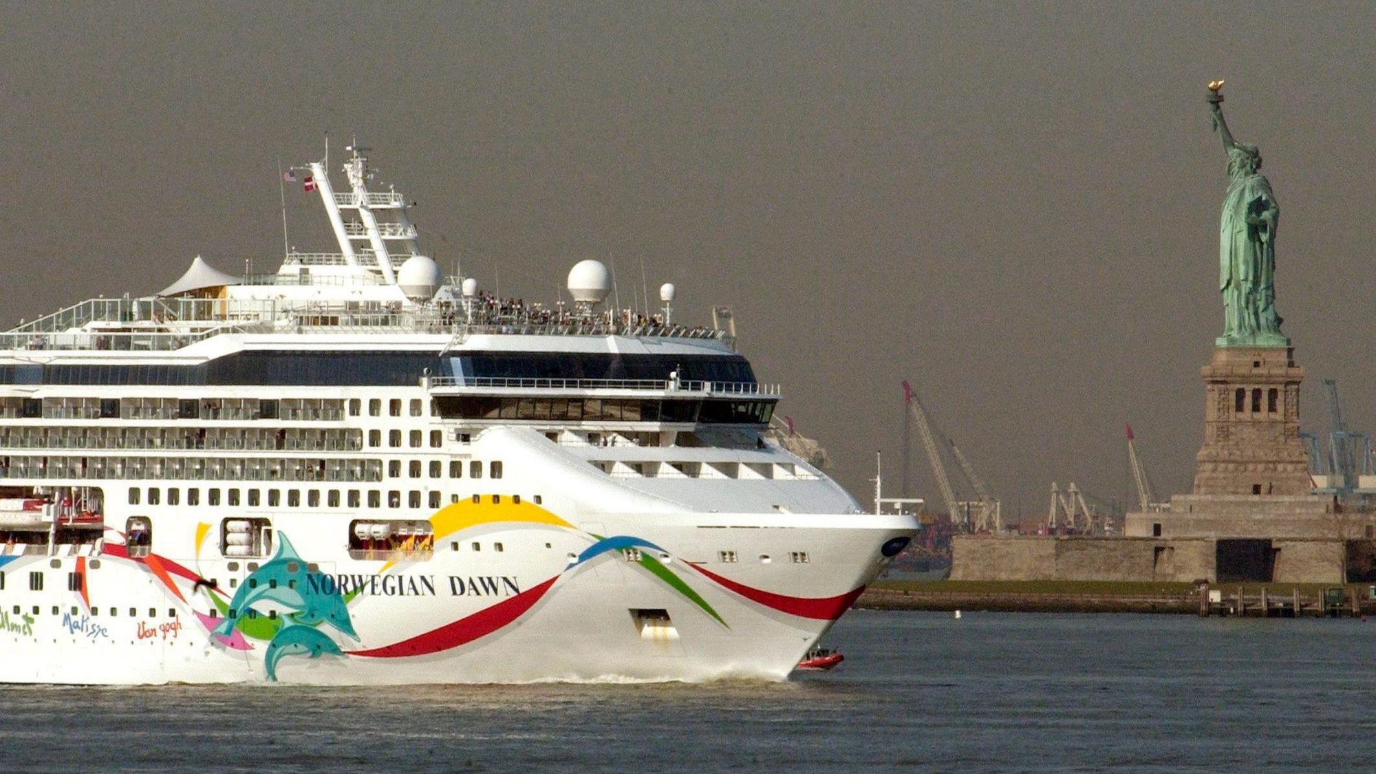 Das Kreuzfahrtschiff «Norwegian Dawn» der US-Reederei Norwegian Cruise Line am 18. April 2005 bei der Einfahrt nach New York, USA.