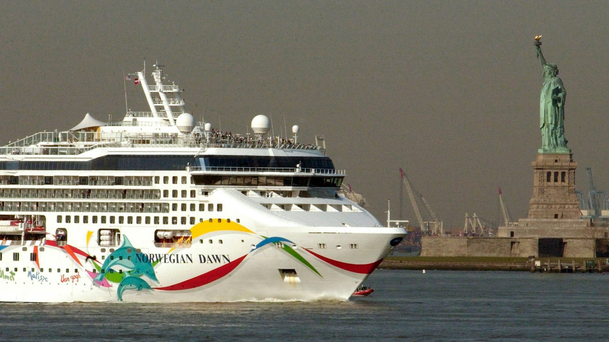 Das Kreuzfahrtschiff «Norwegian Dawn» der US-Reederei Norwegian Cruise Line am 18. April 2005 bei der Einfahrt nach New York, USA.