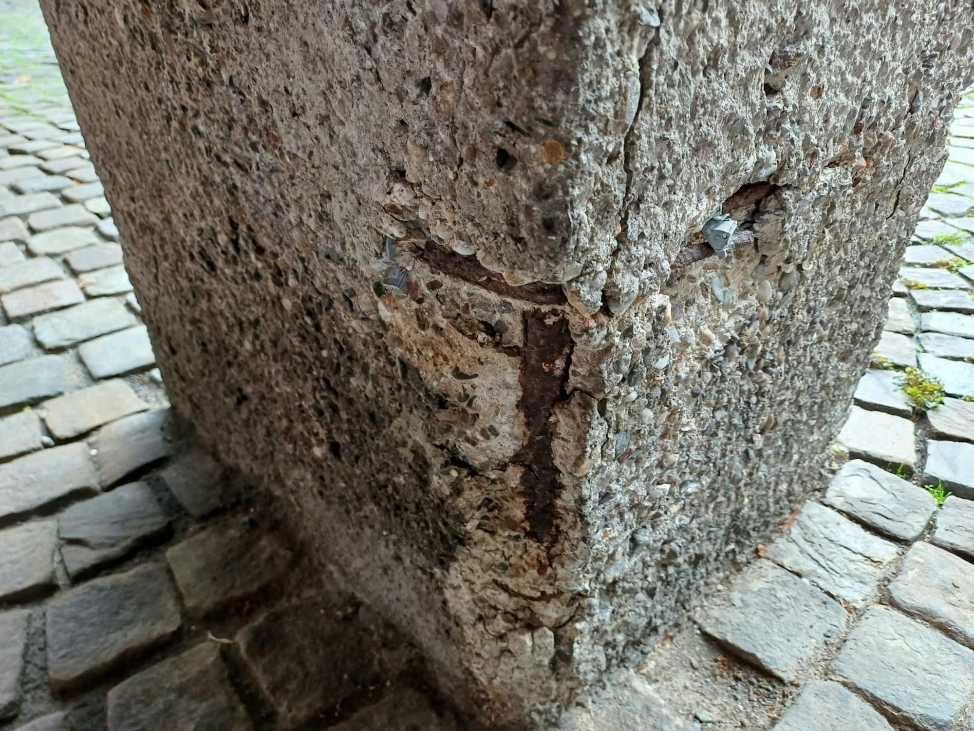 Abgeplatzter Beton an einem Stützpfeiler am Rathaus in Köln.