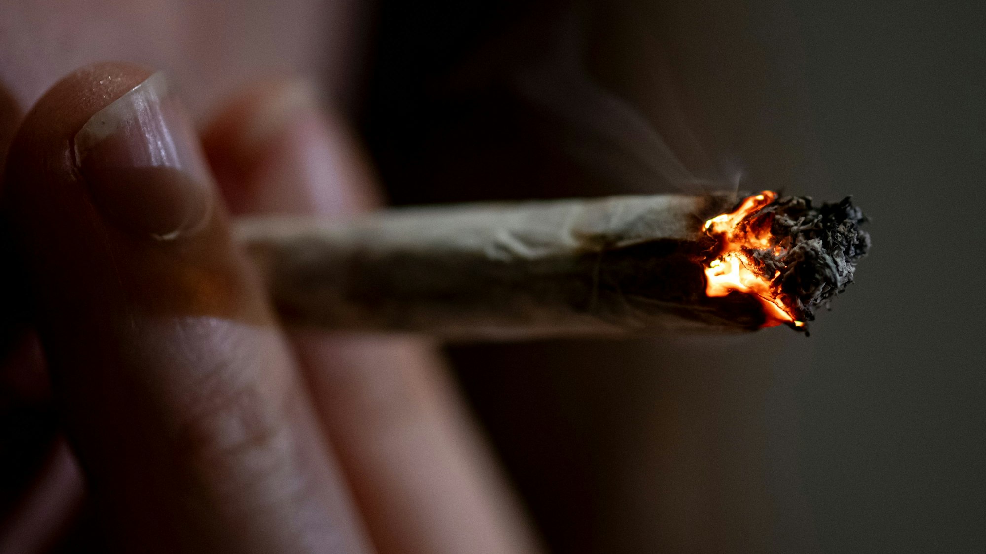 Eine Person raucht einen Joint.