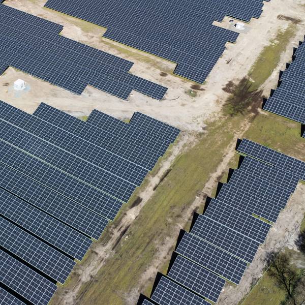 Eine neue Solaranlage steht neben Feldern und einer Autobahn.