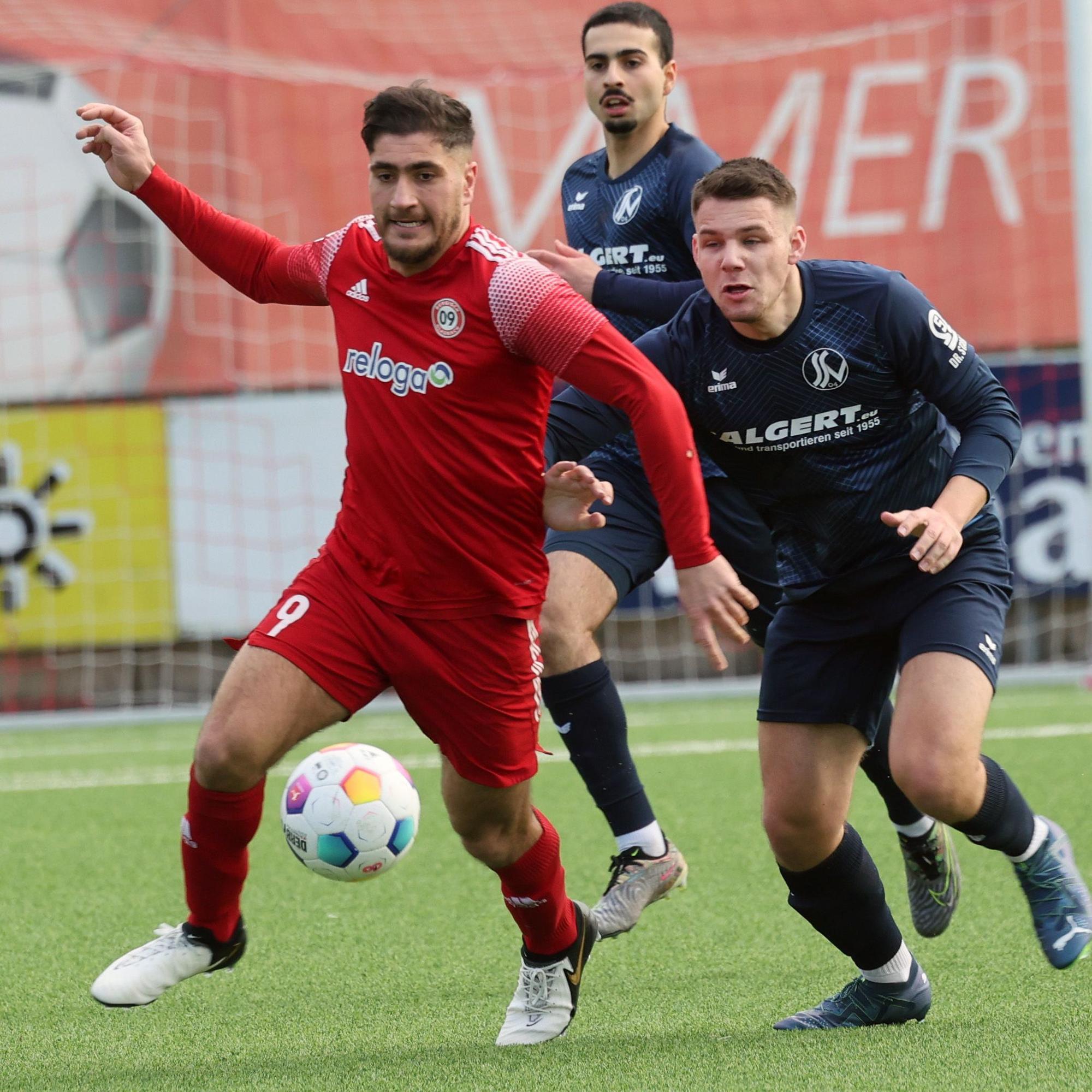 Metin Kizil im Zweikampf mit einem Siegburger Spieler.