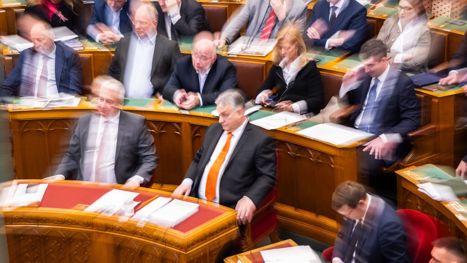 Budapest: Der ungarische Premierminister Viktor Orban (M) nimmt an der Parlamentssitzung vor der Abstimmung über die Ratifizierung der schwedischen NATO-Mitgliedschaft teil.