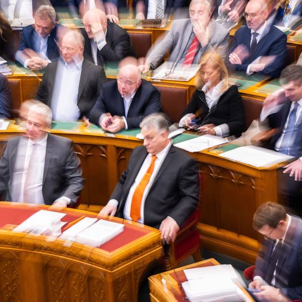 Budapest: Der ungarische Premierminister Viktor Orban (M) nimmt an der Parlamentssitzung vor der Abstimmung über die Ratifizierung der schwedischen NATO-Mitgliedschaft teil.