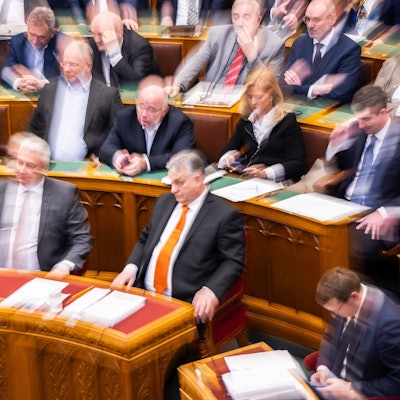 Budapest: Der ungarische Premierminister Viktor Orban (M) nimmt an der Parlamentssitzung vor der Abstimmung über die Ratifizierung der schwedischen NATO-Mitgliedschaft teil.