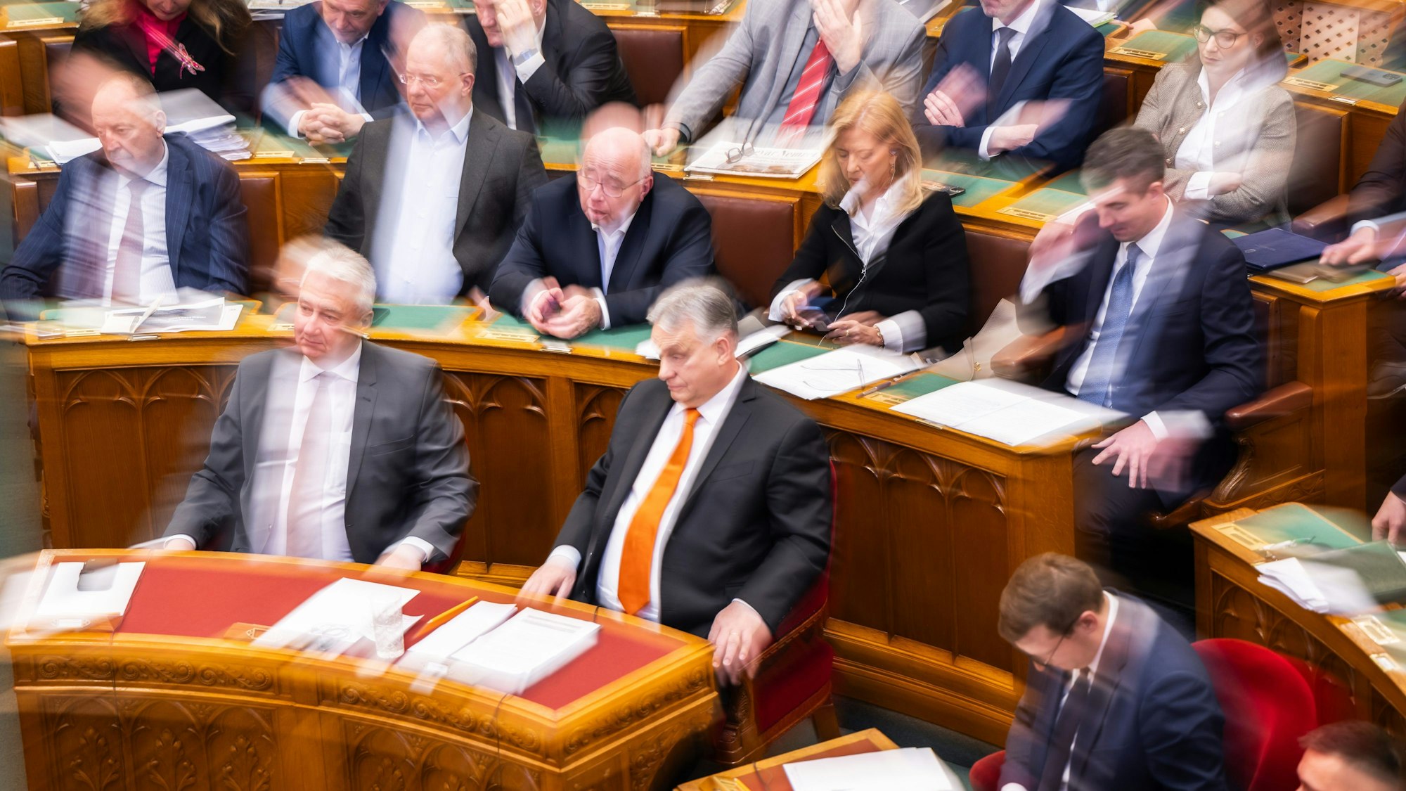 Budapest: Der ungarische Premierminister Viktor Orban (M) nimmt an der Parlamentssitzung vor der Abstimmung über die Ratifizierung der schwedischen NATO-Mitgliedschaft teil.