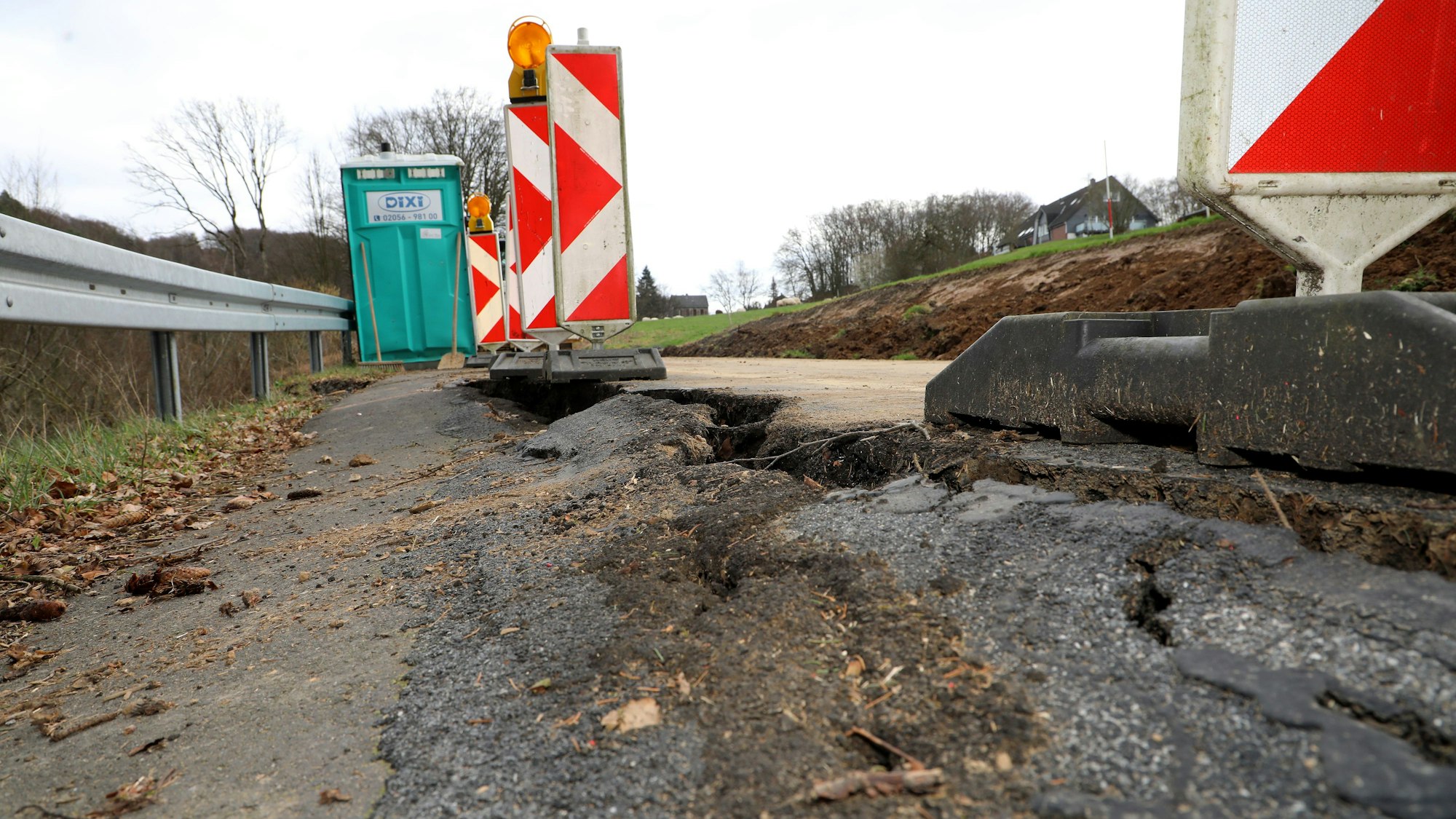 Warnbaken stehen neben einem weggebrochenen Stück Straße.