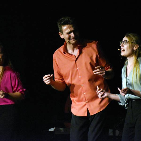 Das Ensemble des Springmaus Improvisations Theaters bei ihrem Auftritt im Parkhotel Nümbrecht