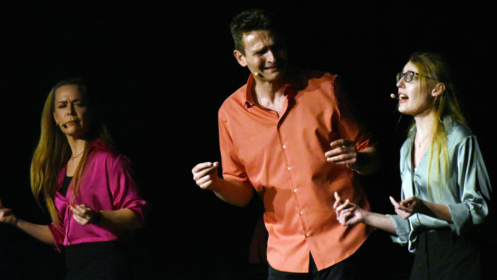 Sie wissen nun auch, wo Berkenroth liegt: Die Springmäuse Sandra Sprünken (von links), Norbert Frieling und Inga Käfer in Aktion auf der Bühne im Nümbrechter Park-Hotel. Unser Foto zeigt die drei Schauspieler beim Improvisieren.