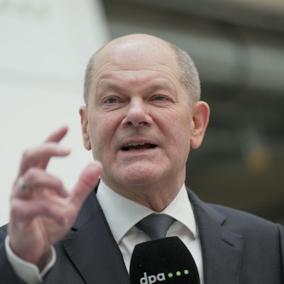 Bundeskanzler Olaf Scholz (SPD) beantwortet die Fragen von Sven Gösmann, dpa-Chefredakteur, und Michael Fischer bei der Chefredaktionskonferenz 2024 im dpa-Newsroom.