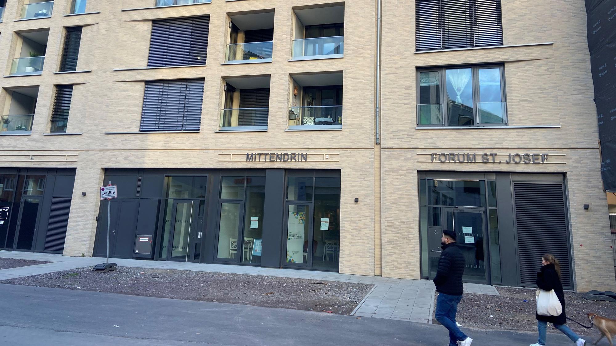 Blick auf ein neues mehrstöckiges Gebäude