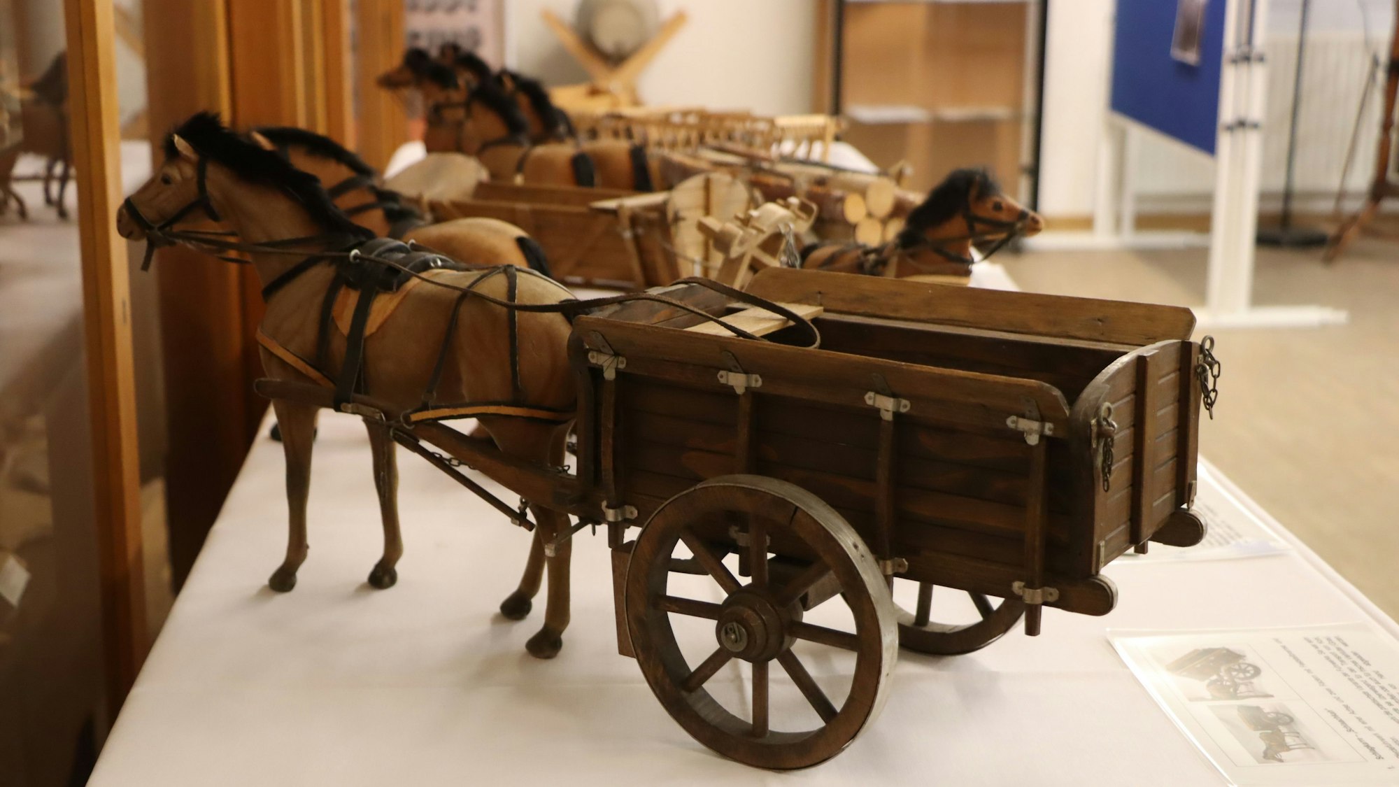 Die Schlagkarre, auf Platt Schlaachkah, ist ein Pferdefuhrwerk mit Achse und zwei Rädern mit Feststellbremse und Kippfunktion.