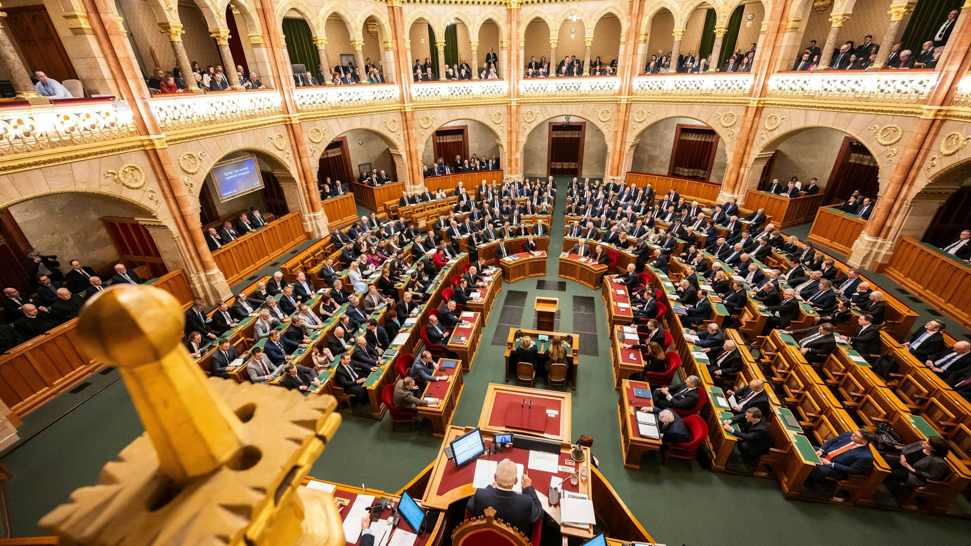 Budapest: Gesamtansicht des ungarischen Parlaments bei der Abstimmung über die Ratifizierung der schwedischen NATO-Mitgliedschaft.