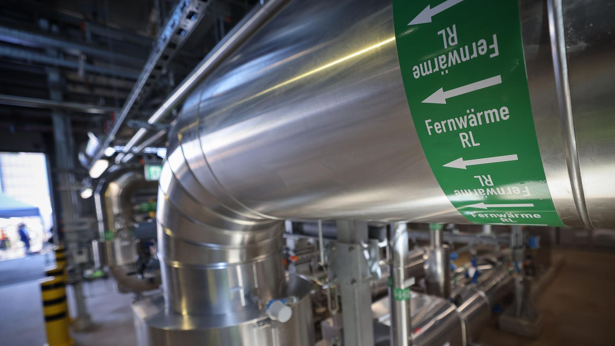 Fernwärmerohre in einer Wind-zu-Wärme-Anlage