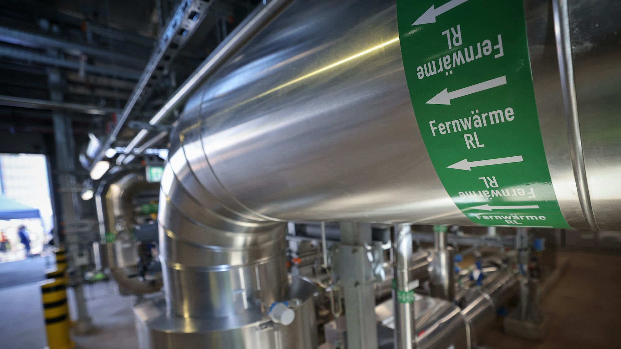 Fernwärmerohre in einer Wind-zu-Wärme-Anlage