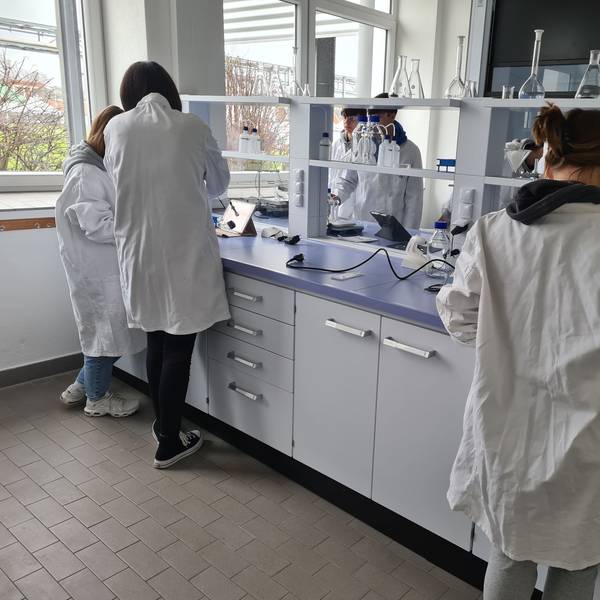 Bei einem ersten Projekttag konnten Schülerinnen und Schüler der Gesamtschule im vergangenen Jahr bereits im Schülerlabor experimentieren.