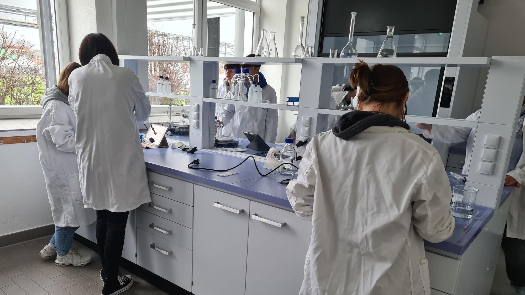 Bei einem ersten Projekttag konnten Schülerinnen und Schüler der Gesamtschule im vergangenen Jahr bereits im Schülerlabor experimentieren.
