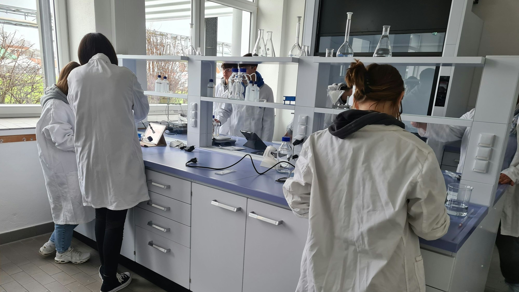 Bei einem ersten Projekttag konnten Schülerinnen und Schüler der Gesamtschule im vergangenen Jahr bereits im Schülerlabor experimentieren.