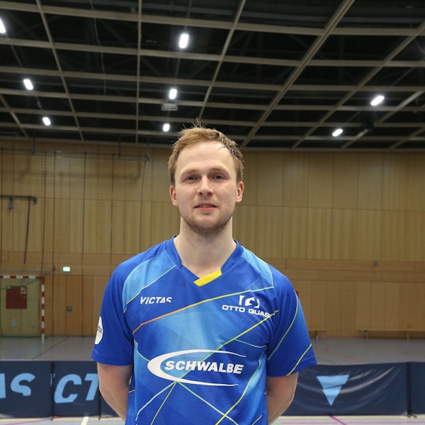 Benedikt Duda steht in der Bergneustädter Burstenhalle.