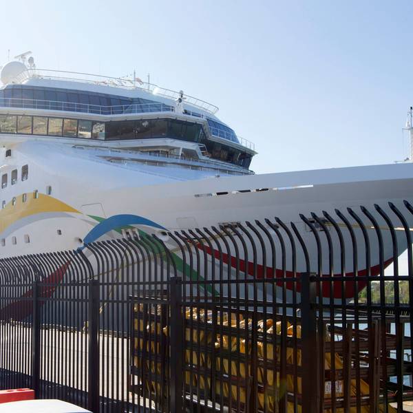Das Kreuzfahrtschiff „Norwegian Dawn“ mit mehr als 3000 Menschen an Bord steht im Hafen von Port Louis auf Mauritius. Wegen des Verdachts auf einen Cholera-Ausbruch ist das Schiff abgeriegelt.
