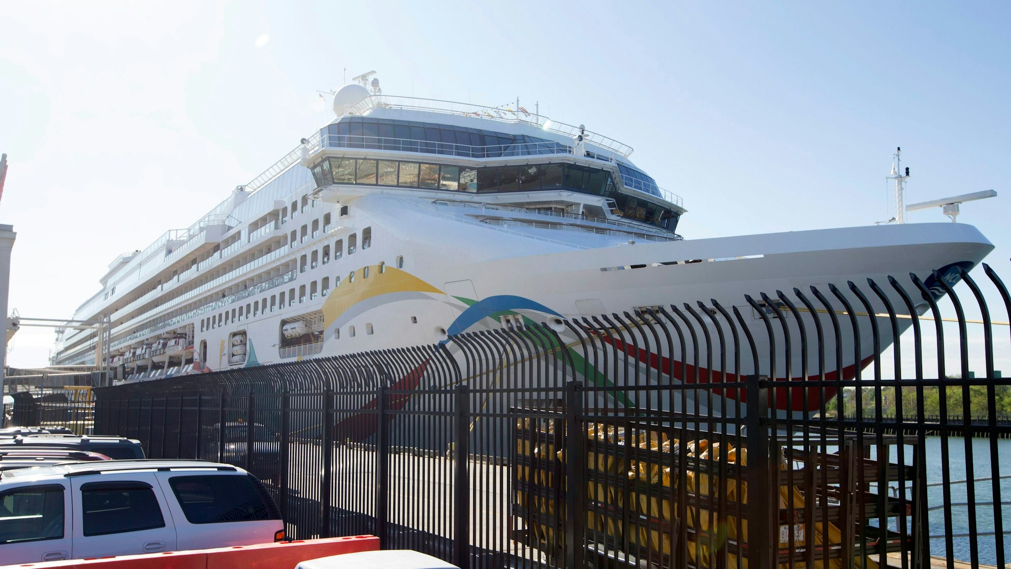 Das Kreuzfahrtschiff „Norwegian Dawn“ mit mehr als 3000 Menschen an Bord steht im Hafen von Port Louis auf Mauritius. Wegen des Verdachts auf einen Cholera-Ausbruch ist das Schiff abgeriegelt.