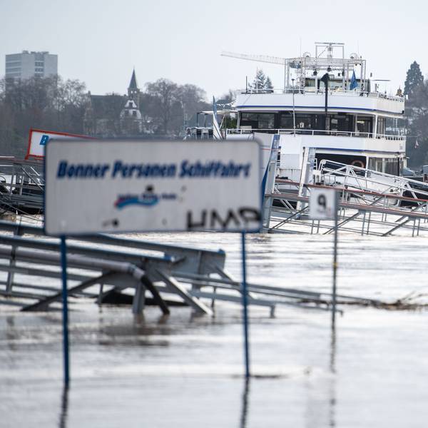 ARCHIV - 05.02.2021, Nordrhein-Westfalen, Bonn: Schiffsanleger sind vom Rhein überflutet.