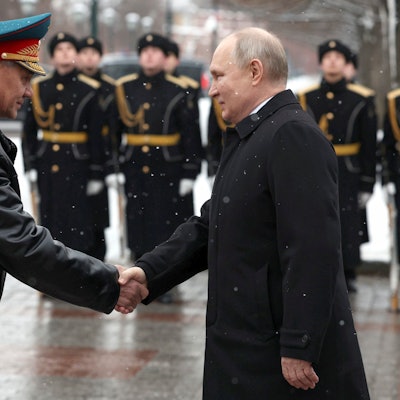 Kremlchef Wladimir Putin (r.) zusammen mit Russlands Verteidigungsminister Sergei Schoigu. US-Analysten zufolge will der Kreml weitere Gebiete in der Ukraine erobern. (Archivbild)